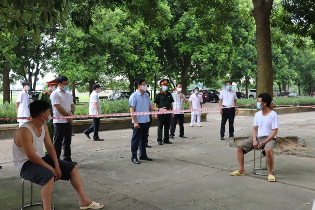 Đồng chí Lê Duy Thành- Phó Bí thư Tỉnh ủy, Chủ tịch UBND tỉnh cùng lãnh đạo Vĩnh Tường thăm hỏi công dân trong khu cách ly