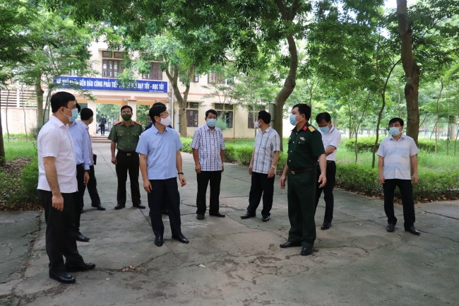 Đồng chí Lê Duy Thành- Phó Bí thư Tỉnh ủy, Chủ tịch UBND tỉnh cùng lãnh đạo Vĩnh Tường đi kiểm tra khu cách ly tập trung tại Trường THPT Hồ Xuân Hương cũ