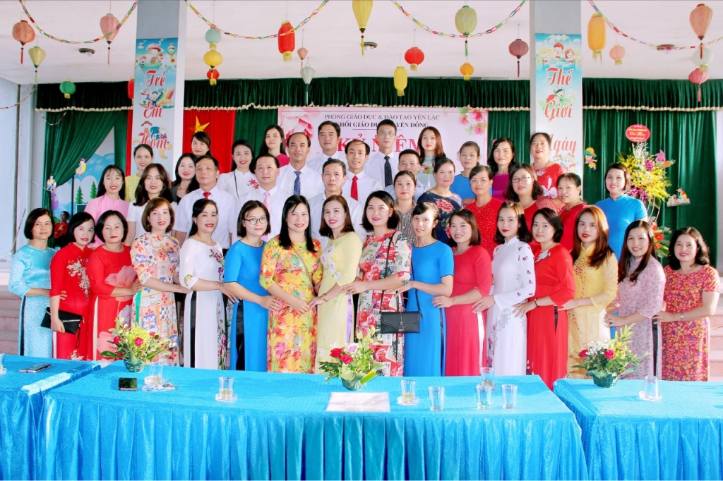 Tập thể cán bộ giáo viên trường TH Yên Đồng