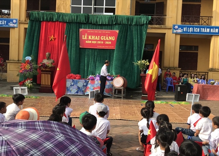 Thầy giáo Nguyễn Ngọc Thanh- Hiệu trưởng nhà trường đánh trống khai giảng năm học mới 2019-2020