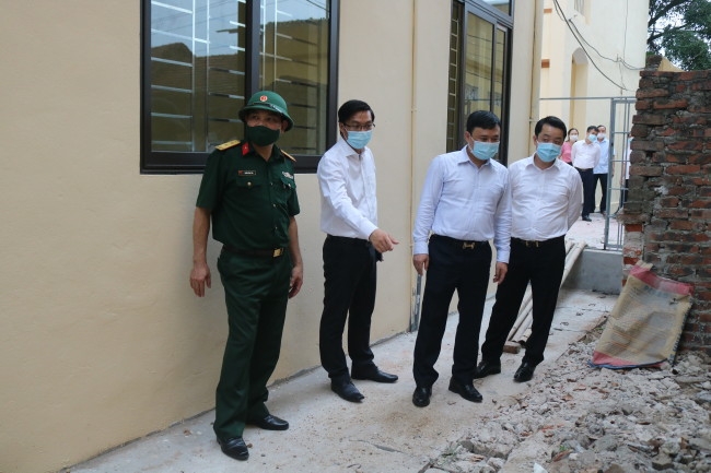 Lãnh đạo huyện Vĩnh Tường kiểm tra thực tế công tác chuẩn bị Khu cách ly tập trung tại Trường Tiểu học và THCS Nguyễn Viết Xuân, xã Ngũ Kiên.