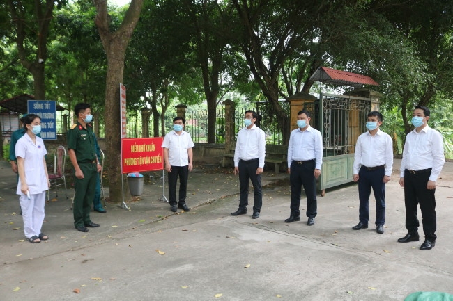 Lãnh đạo huyện Vĩnh Tường kiểm tra thực tế công tác phòng, chống dịch bệnh Covid-19 tại Khu cách ly tập trung tại Trường Hồ Xuân Hương cũ.