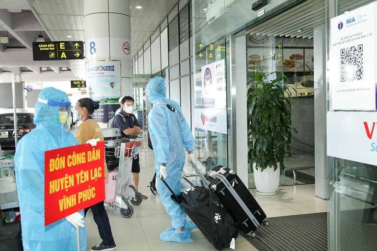 Lực lượng chức năng Yên Lạc bố trí phương tiện đưa đón miễn phí công dân của huyện từ sân bay Nội Bài về thẳng các cơ sở cách ly tập trung để đảm bảo yêu cầu chống dịch hiệu quả