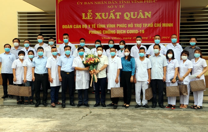 Phó Chủ tịch UBND tỉnh Vũ Việt Văn tặng hoa, quà động viên các thành viên Đoàn công tác trước giờ lên đường