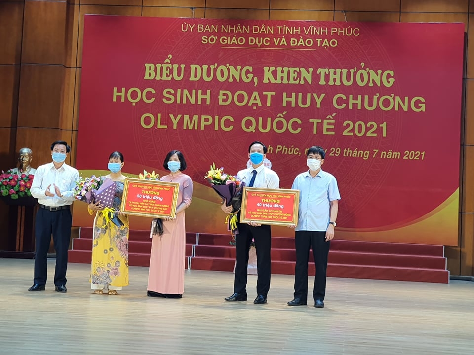 Lãnh đạo tỉnh trao thưởng cho nhà giáo có học sinh đạt giải OLYMPIC Quốc tế