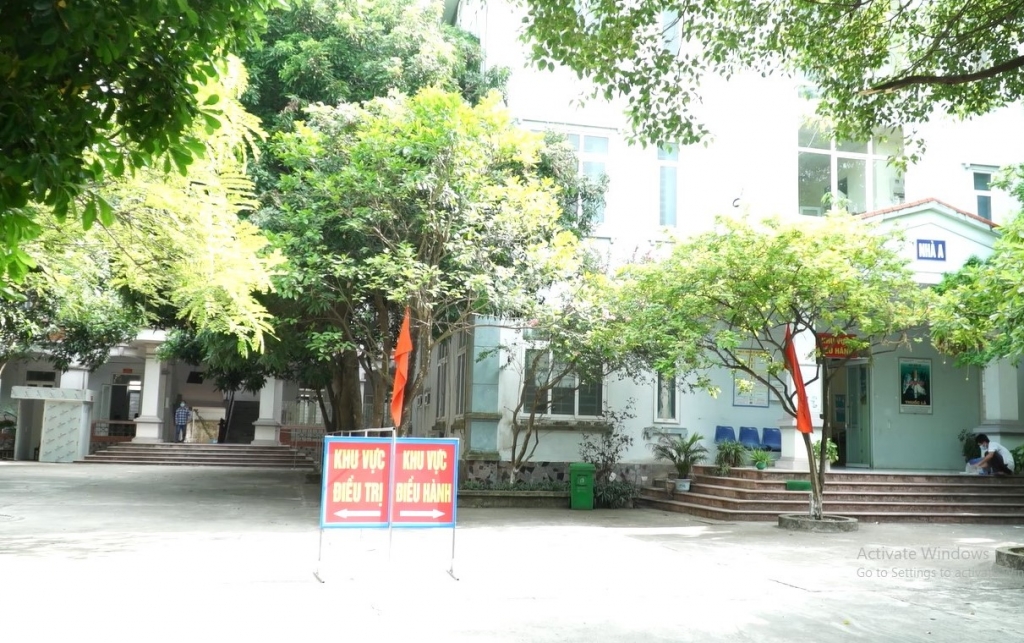Khuôn viên cơ sở điều trị bệnh nhân Covid huyện Yên Lạc