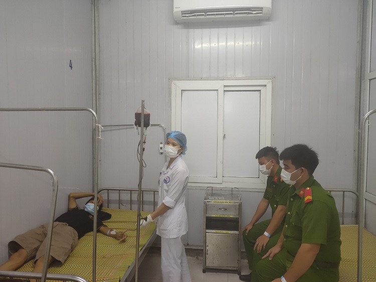 Đối tượng Lò Văn Dung đang được truyền máu tại bệnh viên Đa khoa tỉnh Vĩnh Phúc