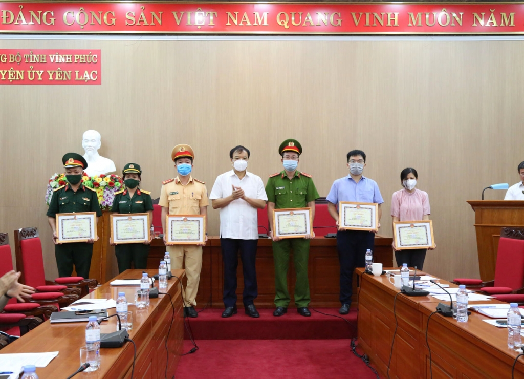 Đồng chí Nguyễn Xuân Thông, Chủ tịch UBND huyện Yên Lạc khen thưởng 6 cá nhân có thành tích đột xuất trong phòng chống dịch Covid – 19.