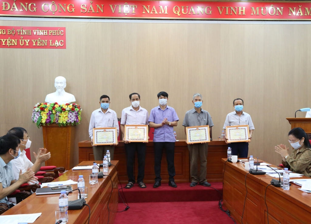Đồng chí Nguyễn Khắc Hiếu, Bí thư huyện ủy Yên Lạc trao bằng khen cho cá nhân có thành tích xuất sắc trong công tác phòng, chống dịch Covid-19
