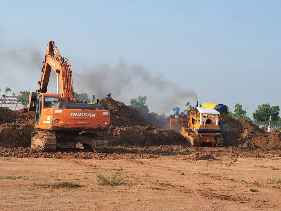 Ngay sau khi được bàn giao mặt bằng, đơn vị thi công triển khai trang thiết bị, máy móc tiến hành thi công