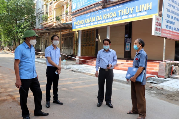 Đồng chí Lê Anh Tân chỉ đạo các cán bộ kiểm tra công tác phòng, chống dịch 