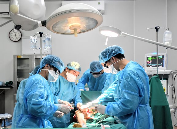 Bệnh viện Đa khoa Vĩnh Phúc phẫu thuật thành công ca đứt lìa đùi cho một bệnh nhân bị tai nạn lao động