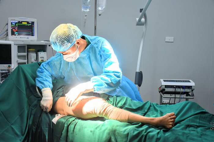 Ths.Bs Vũ Văn Bộ - Khoa CTCH, Bệnh viện ĐK tỉnh Vĩnh Phúc (Phẫu thuật viên chính) đang kiểm tra lại phần chân phải sau khi nối liền thành công