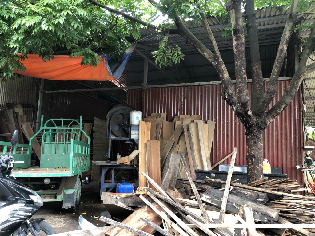 hộ Loan Thủy, tại thôn Đông, thị trấn Yên Lạc mua bán đất công xây dựng lều lán để làm xưởng mộc