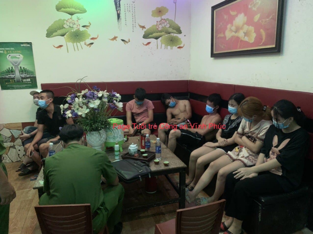 Các đối tượng tại quán karaoke Sao Đêm Công an lập biên bản