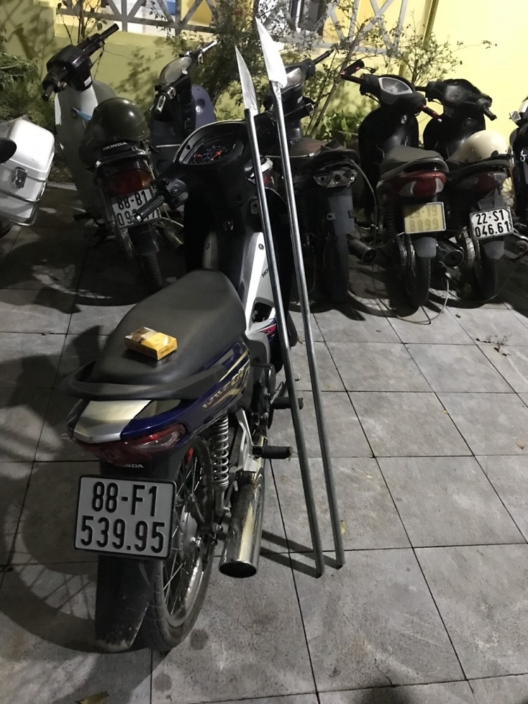 tang vật gồm: 2 dao phóng lợn dài khoảng 1,6mét.