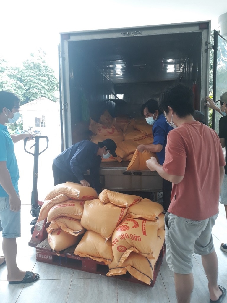 Những xe  vận chuyển Gạo hỗ trợ người dân Yên Lạc tại TP.HCM đang gặp khó khăn do đại dịch Covid-19