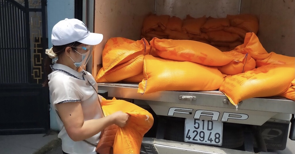 Các thiện nguyện viên tại TPHCM đã tiếp cận nguồn gạo để cấp phát cho công dân Phúc Yên gặp khó khăn