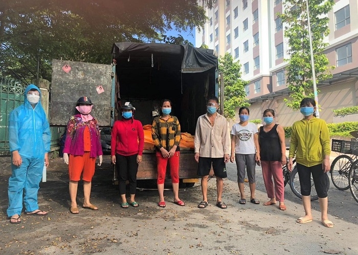 Người dân nhận gạo hỗ trợ tại điểm cấp phát
