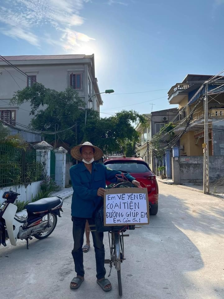 Anh Hoàng Xuân Trường với tấm biển nhờ sự giúp đỡ của người đi đường.