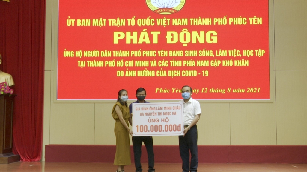 Trong lễ phát động ủng hộ người dân đang sinh sống, làm việc tại các tỉnh phía Nam, Gia đình ông Lâm Minh Châu và bà Nguyễn Thị Ngọc Hà đã ủng hộ 100 triệu đồng tiền mặt