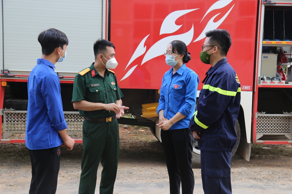 Đoàn viên, thanh niên tổ chức dọn vệ sinh khu cách ly tập trung