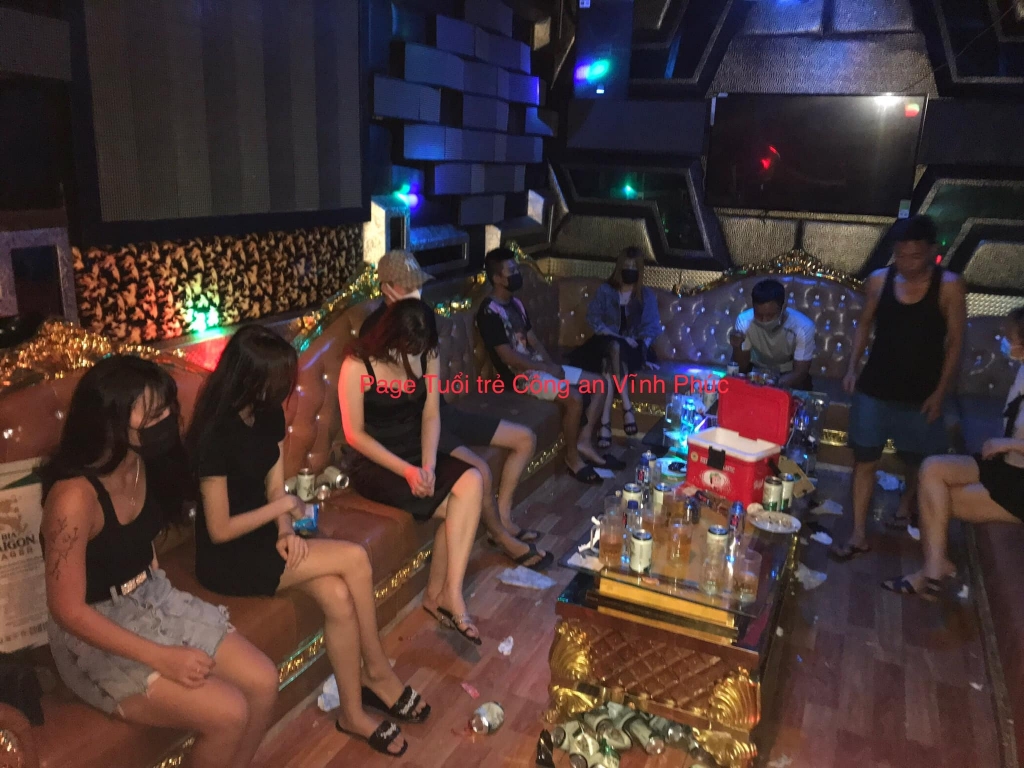 Phát hiện 10 khách tại quán karaoke vi phạm quy định phòng chống dịch 