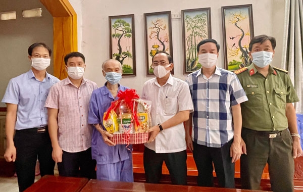 Lãnh đạo thành phố Vĩnh Yên thăm tặng quà cán bộ Lão thành Cách mạng