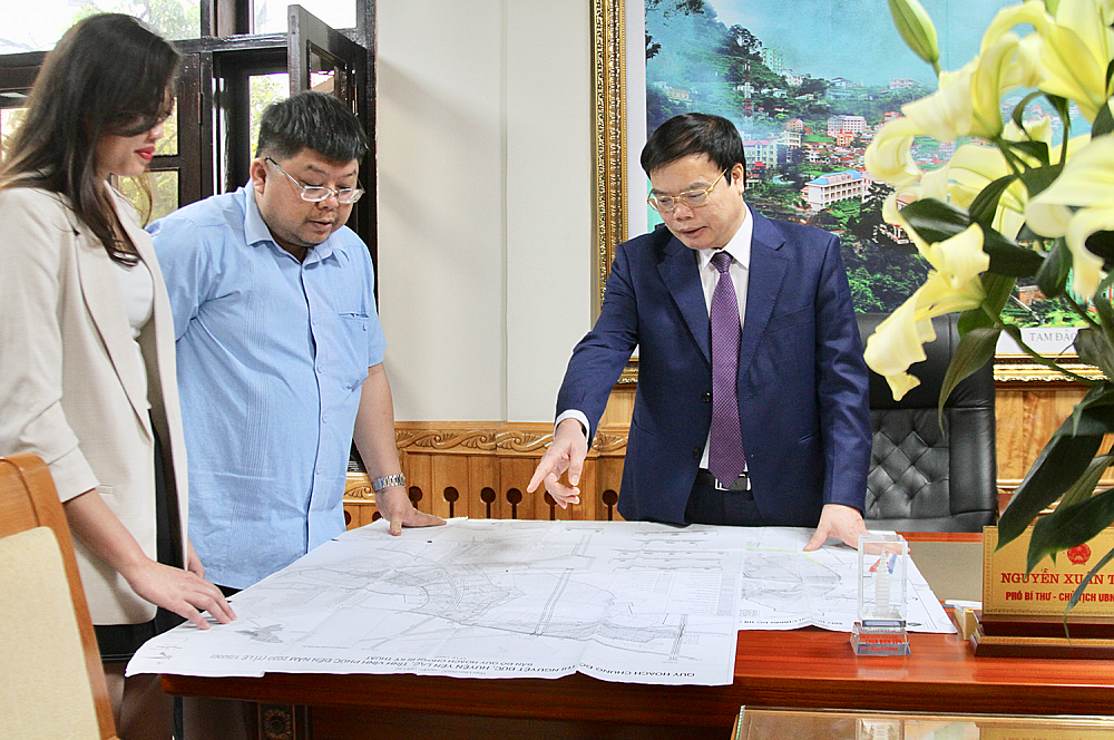 Ông Nguyễn Xuân Thông - Chủ tịch UBND huyện Yên Lạc chỉ đạo triển khai các giải pháp phát triển Cụm công nghiệp.