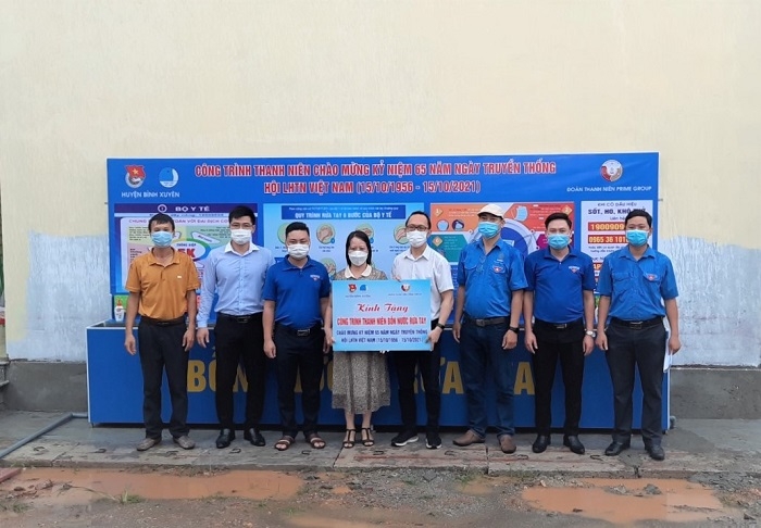 Trao tặng công trình thanh niên bồn nước rửa tay cho trường học
