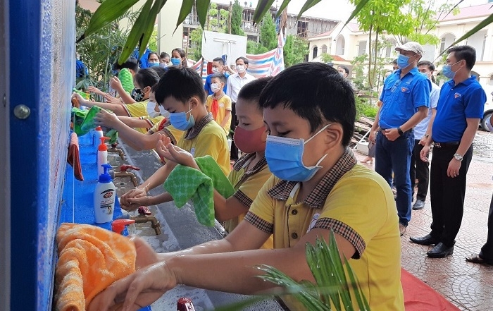 Các em học sinh rửa tay theo quy trình 6 bước