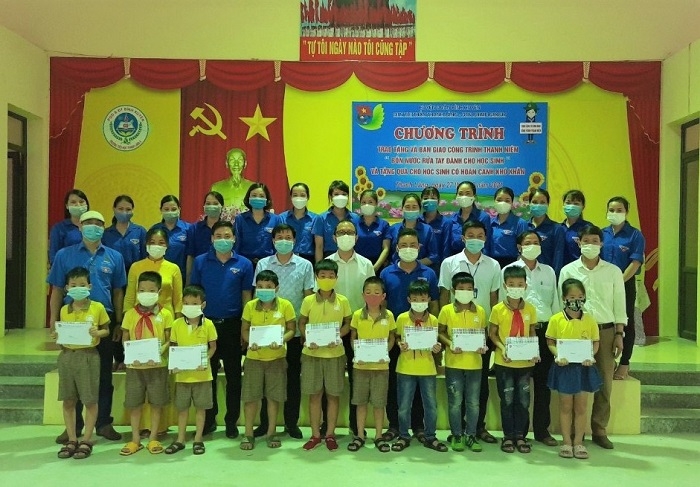 Trao quà cho các em học sinh có hoàn cảnh khó khăn