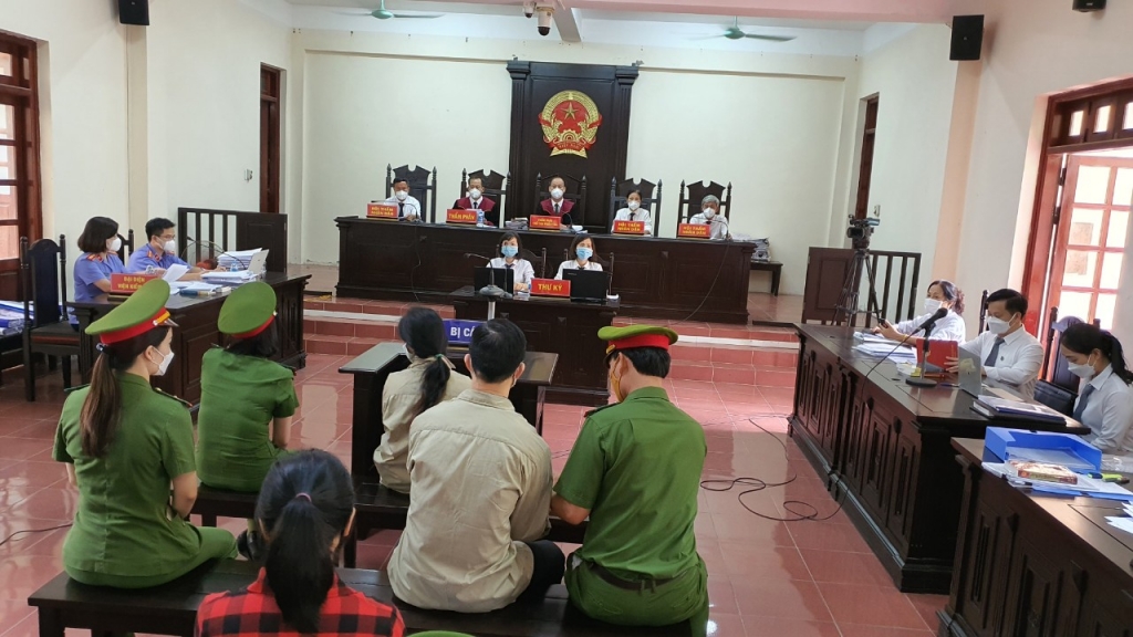 VKS tỉnh Vĩnh Phúc đề nghị tòa tuyên bị cáo Nguyễn Thị Kim Anh tối đa 16 năm tù. 3 người còn lại, trong đó có em gái của Kim Anh, bị đề nghị 3-5 năm tù.