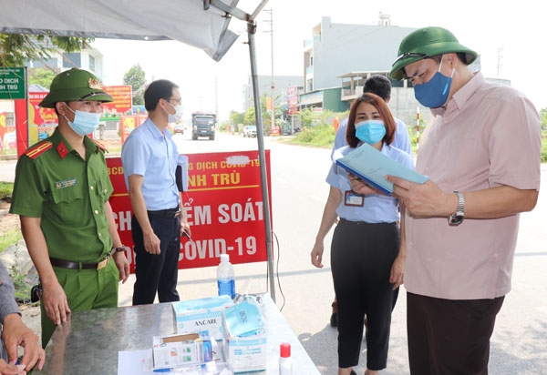 Kiểm tra chốt kiểm soát phòng, chống dịch bệnh Covid-19 trên địa bàn xã Thanh Trù