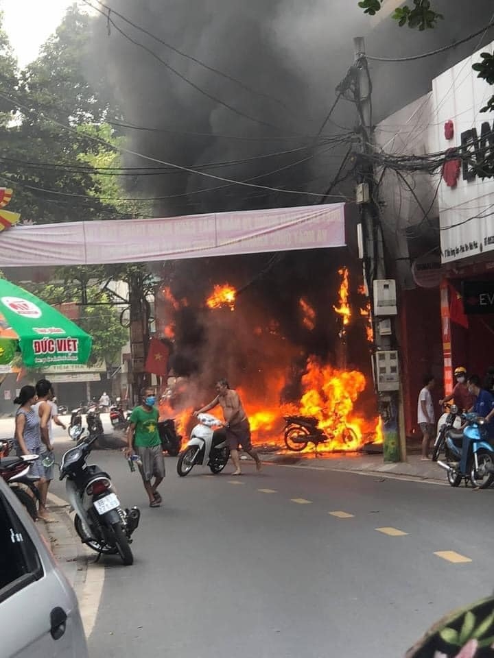 ném “bom xăng” thiêu rụi 4 cửa hàng 