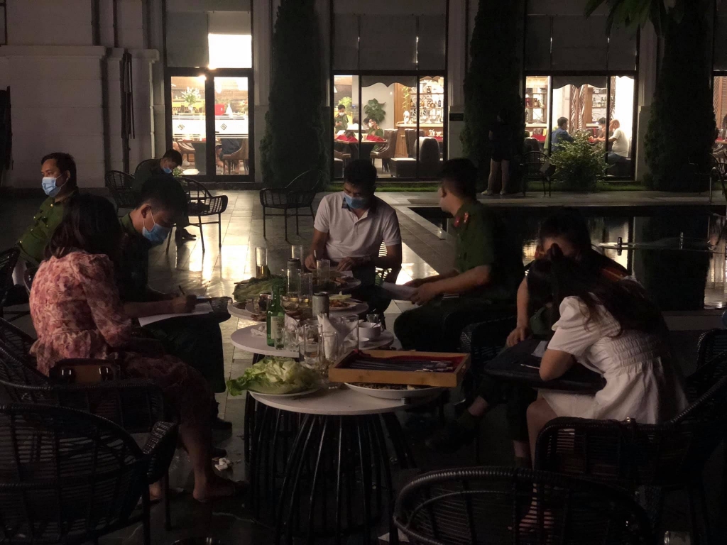 Phát hiện 20 người tụ tập ăn tiệc tại khách sạn Westlake