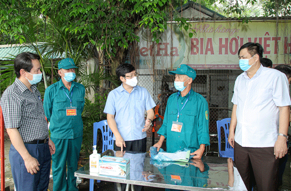 Chủ tịch UBND tỉnh Lê Duy Thành và lãnh đạo thành phố kiểm tra công tác phòng dịch tại xã Thanh Trù
