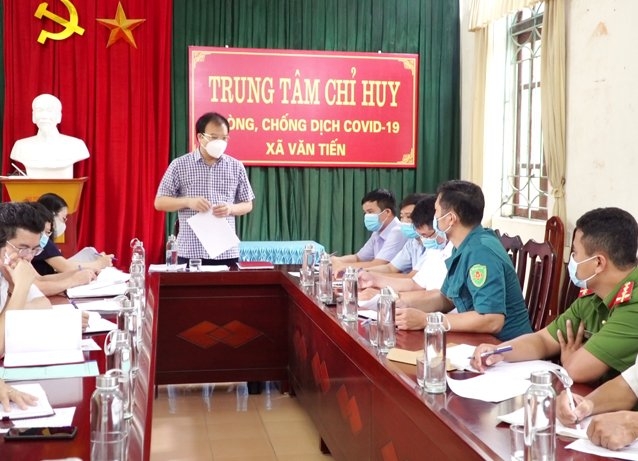 Chủ tịch UBND huyện, Trưởng ban chỉ đạo phòng chống dịch bệnh huyện Nguyễn Xuân Thông kiểm tra công tác phòng, chống dịch tại xã Văn Tiến