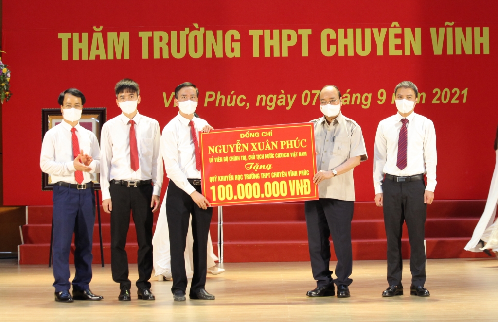 Đồng chí Nguyễn Xuân Phúc tặng 100 triệu quỹ khuyến học trường THPT chuyên Vĩnh Phúc