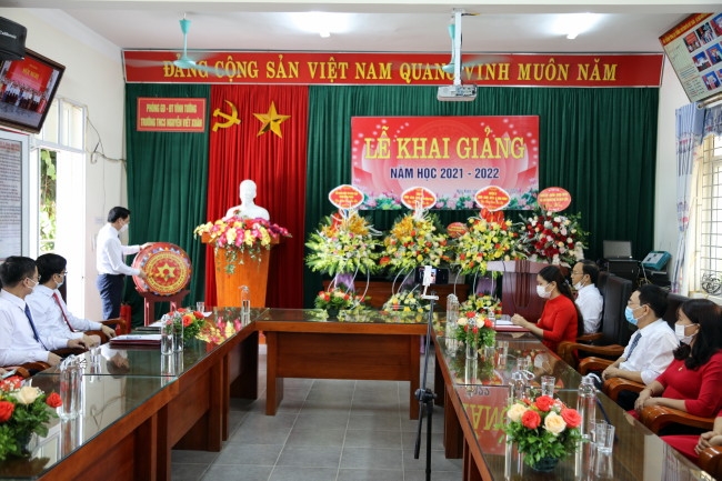 Đ/c Nguyễn Văn Huyến – TUV, Giám đốc Sở Giáo dục & Đào tạo đánh trống khai giảng năm học mới.