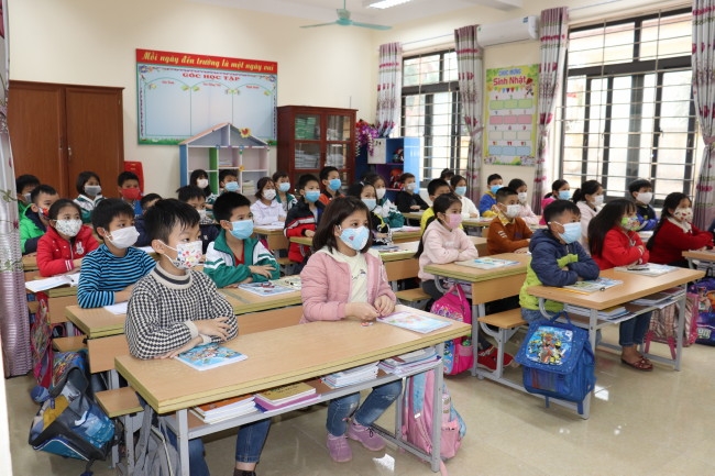 Trường Tiểu học Tứ Trưng hướng dẫn học sinh thực hiện nghiêm đeo khẩu trang khi đến trường trong năm học 2020 – 2021 vừa qua