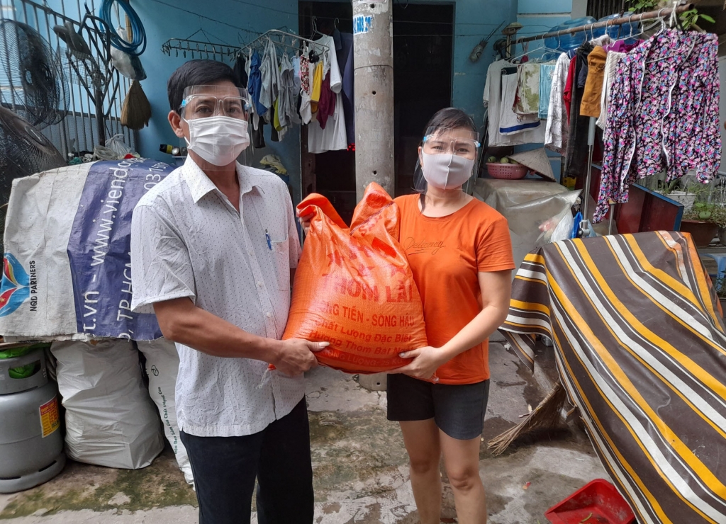 tít: Tình nguyện viên huyện Yên Lạc trao tặng gạo cứu trợ người lao động gặp khó khăn do đại dịch