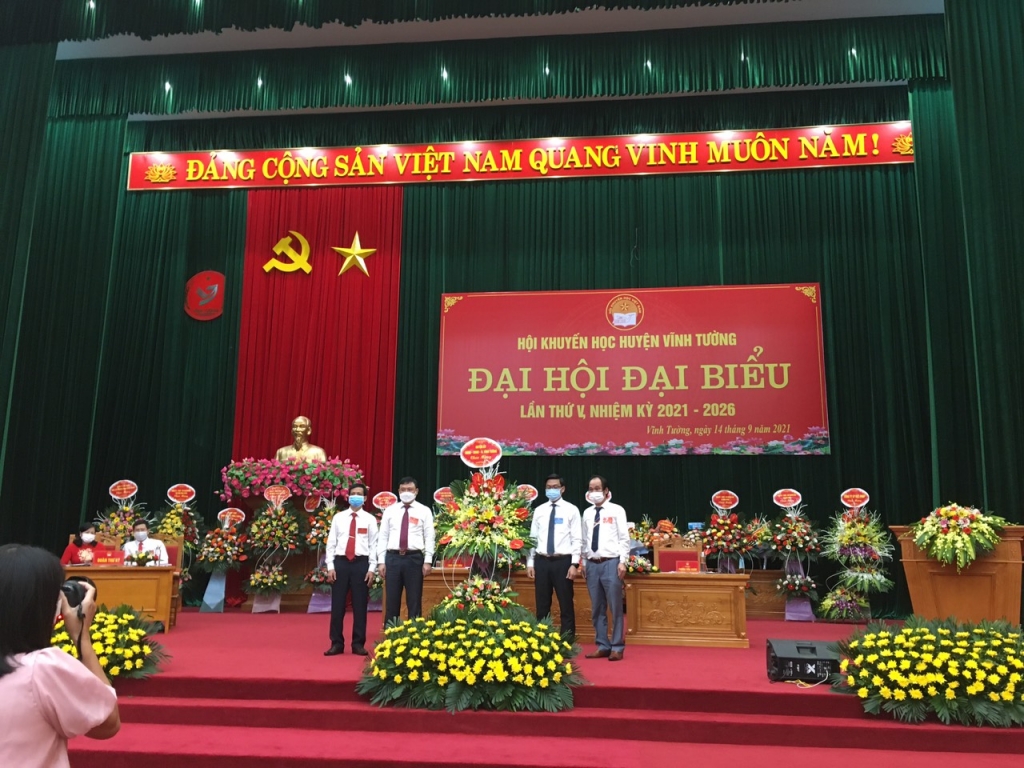 Bí thư Huyện ủy Vĩnh Tường Nguyễn Xuân Quang tặng hoa chúc mừng đại hội