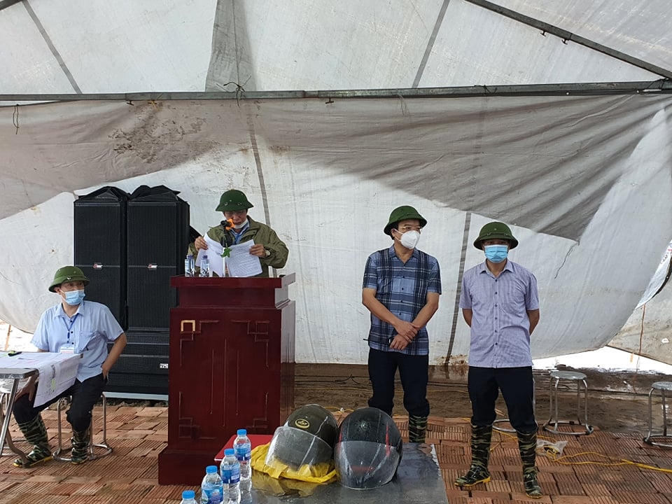 Lãnh đạo huyện Yên Lạc đọc quyết định cưỡng chế 6 hộ dự án Cụm công nghiệp làng nghề Minh Phương
