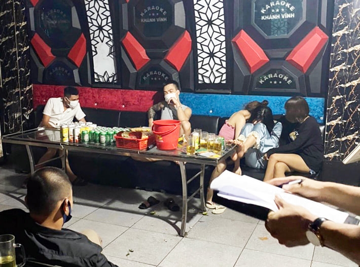 Phát hiện 6 đôi nam nữ tụ tập hát karaoke Ruby68 giữa mùa dịch 