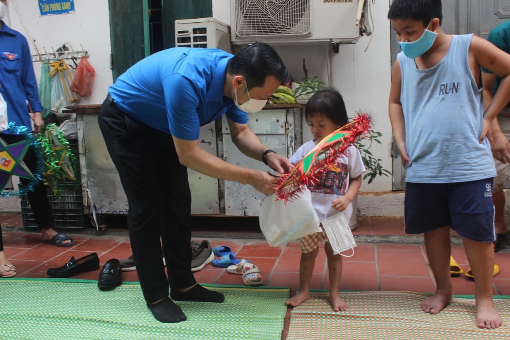 đi trao hơn 1.000 lồng đèn và quà Trung thu cho trẻ em tại các Trung tâm Bảo trợ xã hội, trẻ em có hoàn cảnh khó khăn