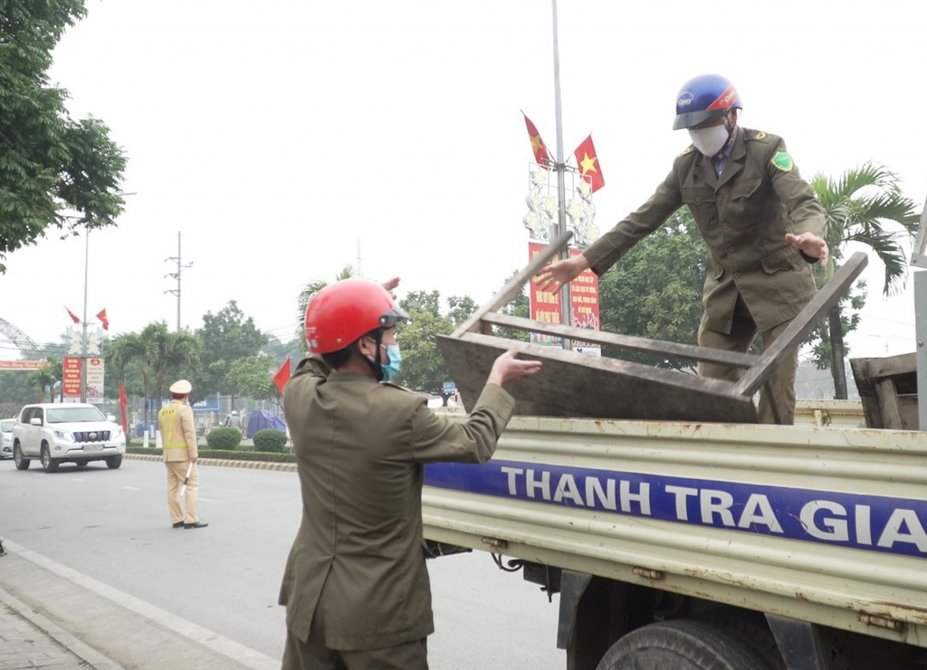 tít: Lực lượng chức năng huyện Yên Lạc tích cực xử lý các trường hợp vi phạm hành lang an toàn giao thông