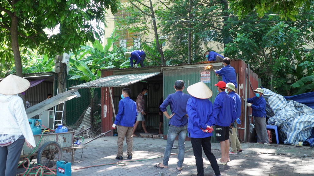 UBND xã Tam Hồng đã tổ chức tháo dỡ công trình lều, lán, kho sắt, thu dọn vật liệu xây dựng trên hành lang an toàn giao thông đoạn đường từ từ Trường THPT Yên Lạc đến trạm treo thôn Bàng Mới, xã Tam Hồng.
