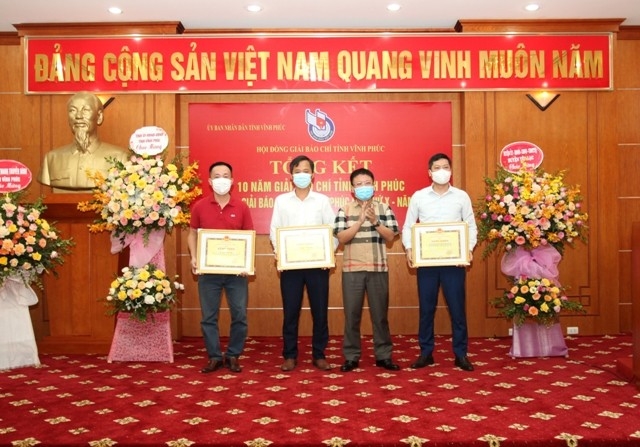 Đại diện UBND tỉnh Vĩnh Phúc trao bằng khen của UBND tỉnh cho các tập thể, cá nhân của Chi hội các báo, tạp chí Trung ương trên địa bàn tỉnh có thành tích xuất sắc trong công tác phòng, chống dịch Covid-19