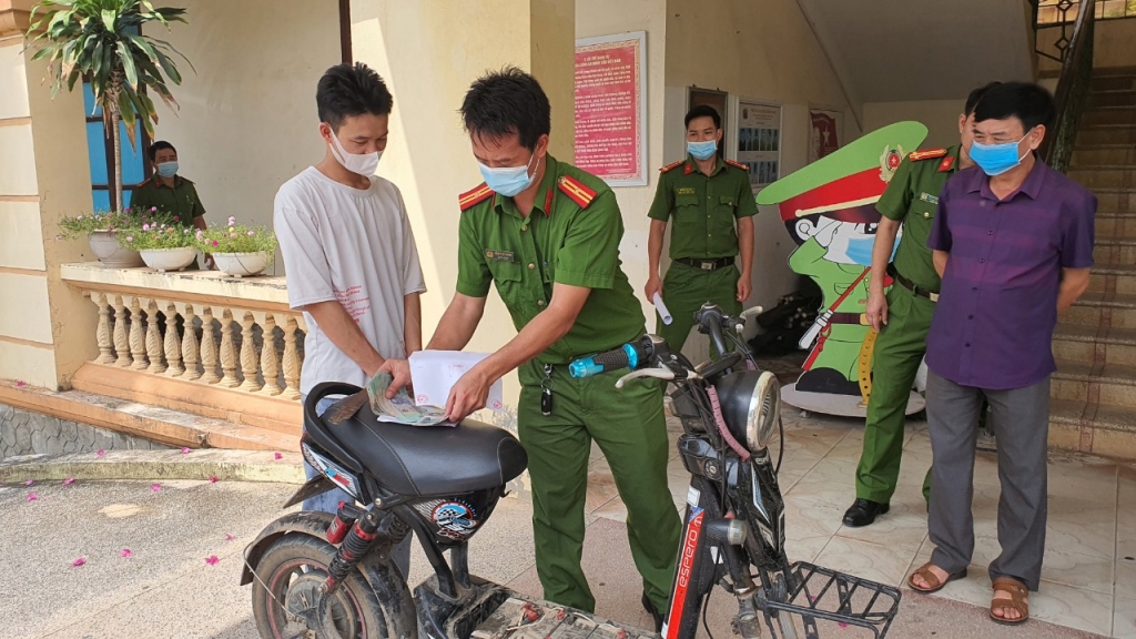 Đối tượng Hoàng Sỹ Toàn bị lực lượng Công an bắt giữ vì tội trộm cắp tài sản